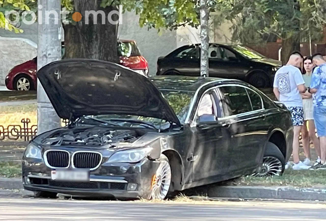 На Скулянке водитель BMW не справился с управлением и врезался в дерево