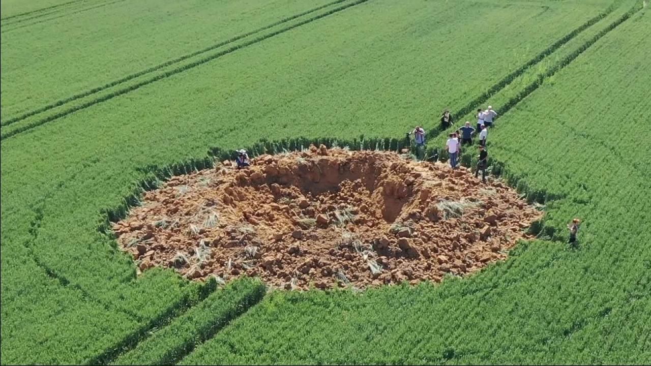 В Германии на сельском поле обнаружили загадочный кратер