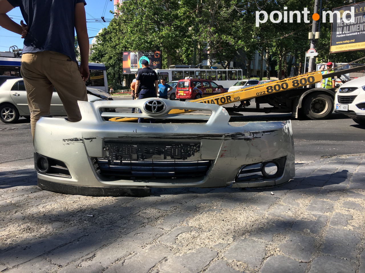 Accidentul dimineții: O mașină, luată pe capotă de un alt autoturism în Capitală