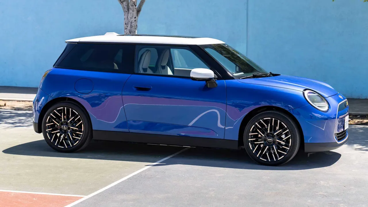 Новый Mini Cooper 2024 показали на первых официальных фото