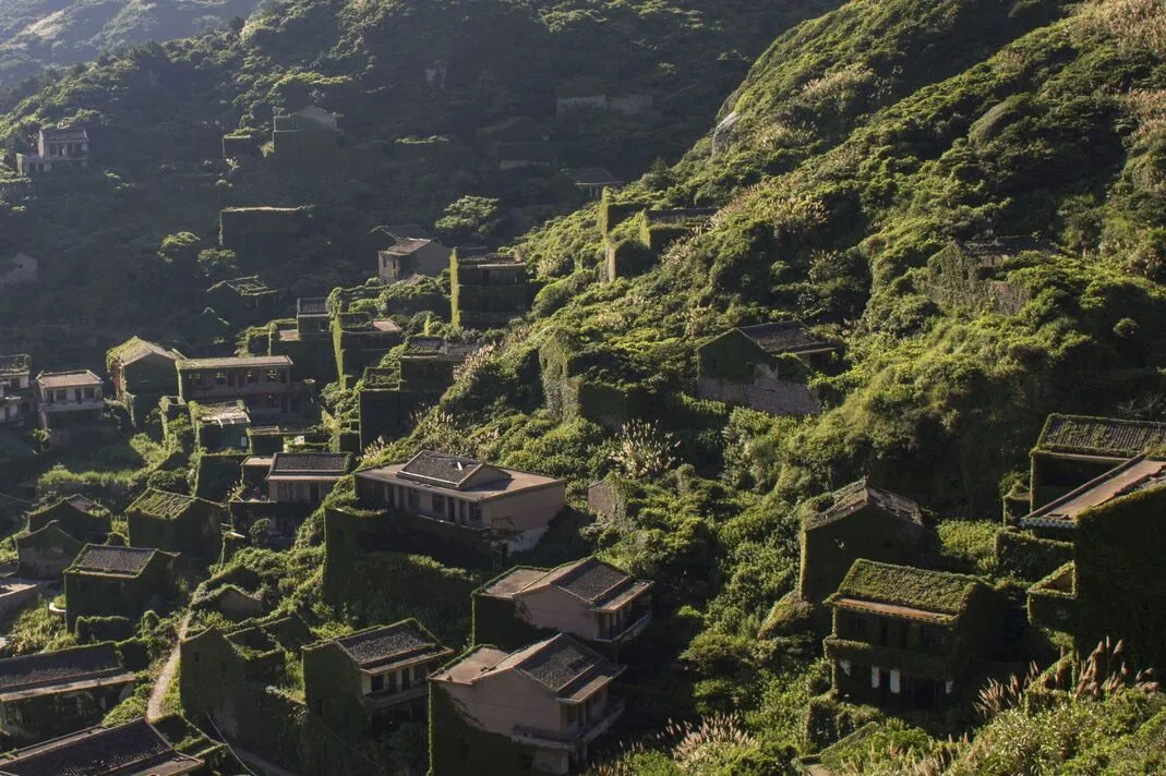 Un sat abandonat din China, cuprins de liane, a devenit o minune turistică