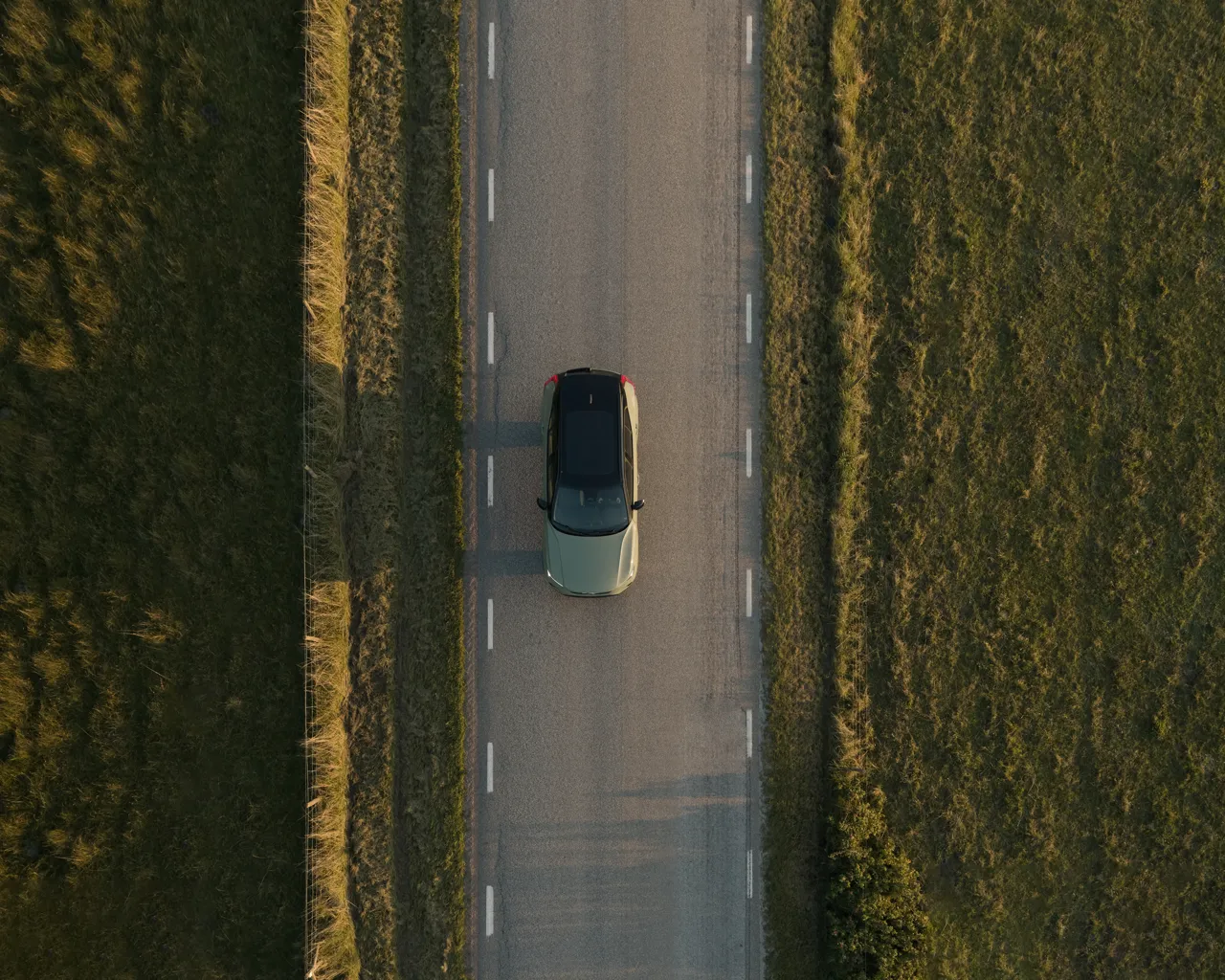 Откройте мир возможностей с Volvo XC40 в трех увлекательных версиях: бензин, гибрид и электро от 39 800 евро