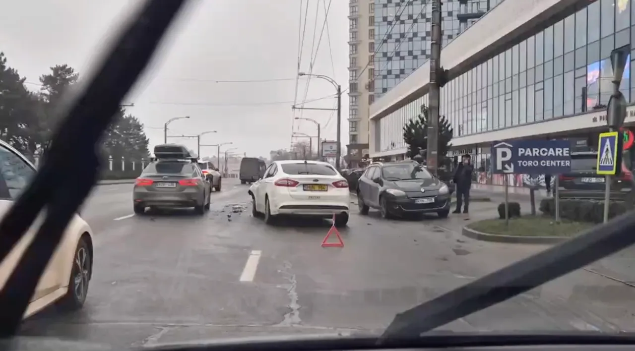 Accident cu implicarea unui taxi pe strada Pan Halippa din Capitală