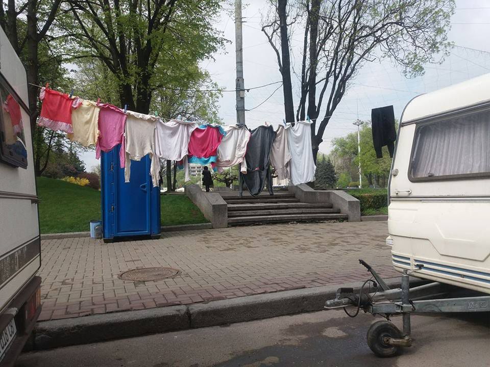 Перед зданием правительства развесили белье