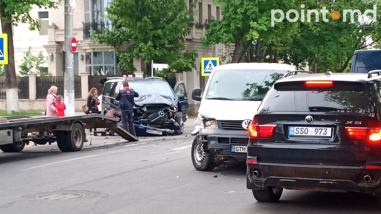 В Кишиневе столкнулись два легковых автомобиля