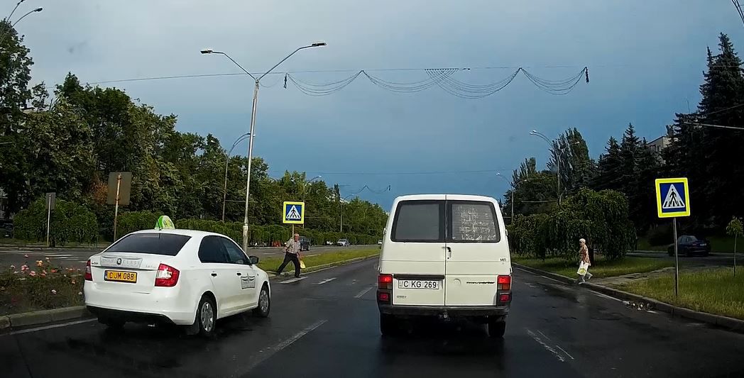 На бул. Дачия таксист едва не сбил пешехода на переходе