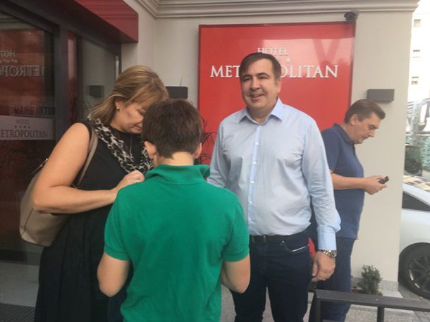Саакашвили на границе встречают палатки и батальон "Донбасс"