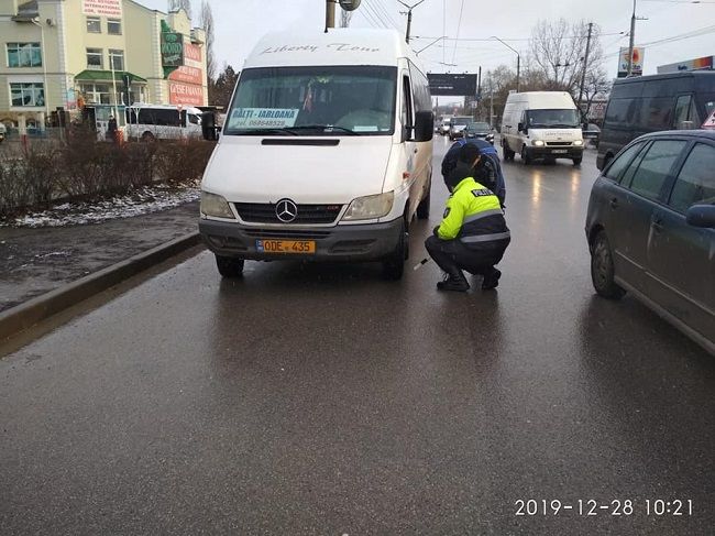 Патрульные проверяют наличие зимних шин на пассажирских автомобилях
