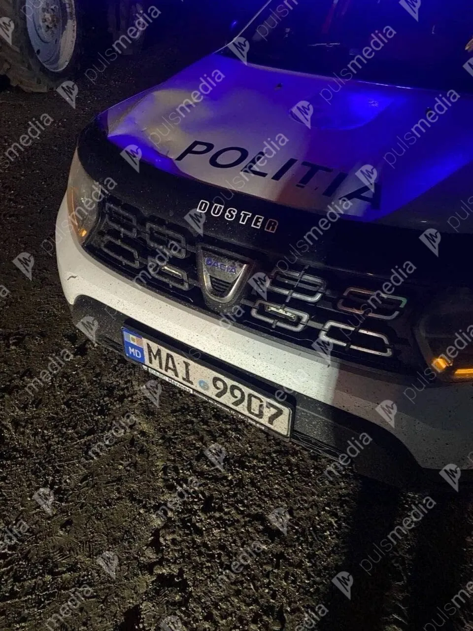 O tânără beată cu un bebeluș în brațe a atacat polițiștii cu o lopată la Briceni