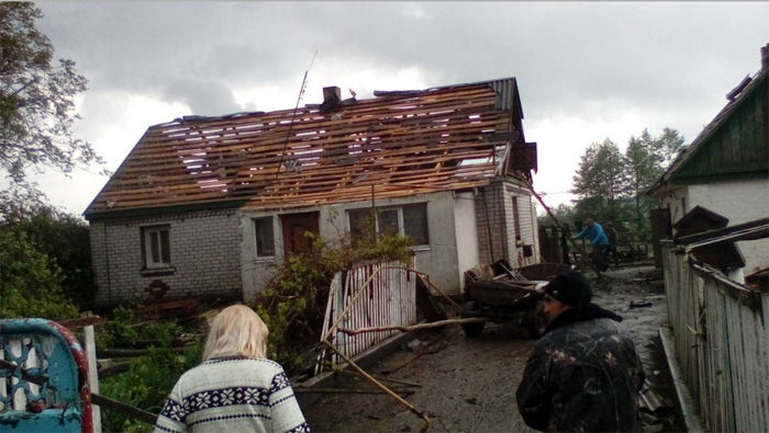 Смерч и град с яблоко: на Украине бушует непогода