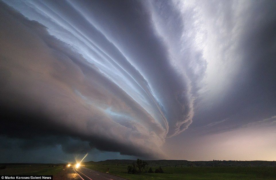 Метеоролог сфотографировал штормы на Аллее торнадо