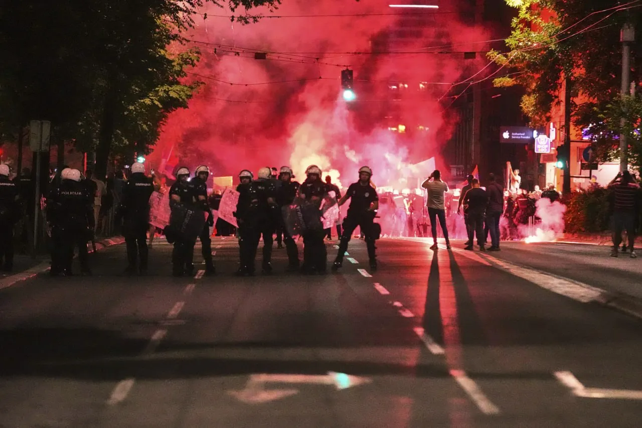 Протесты в Белграде завершились столкновениями с полицией
