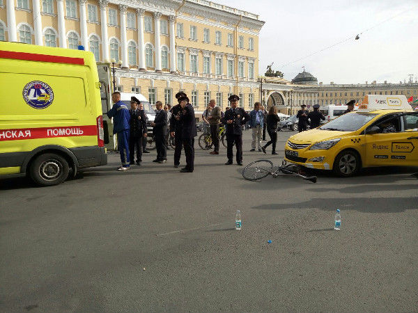 В Петербурге таксист преследовал велосипедиста, пока не сбил его