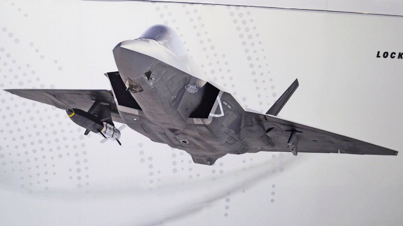 Опубликован снимок F-35C с гиперзвуковой крылатой ракетой HAWC