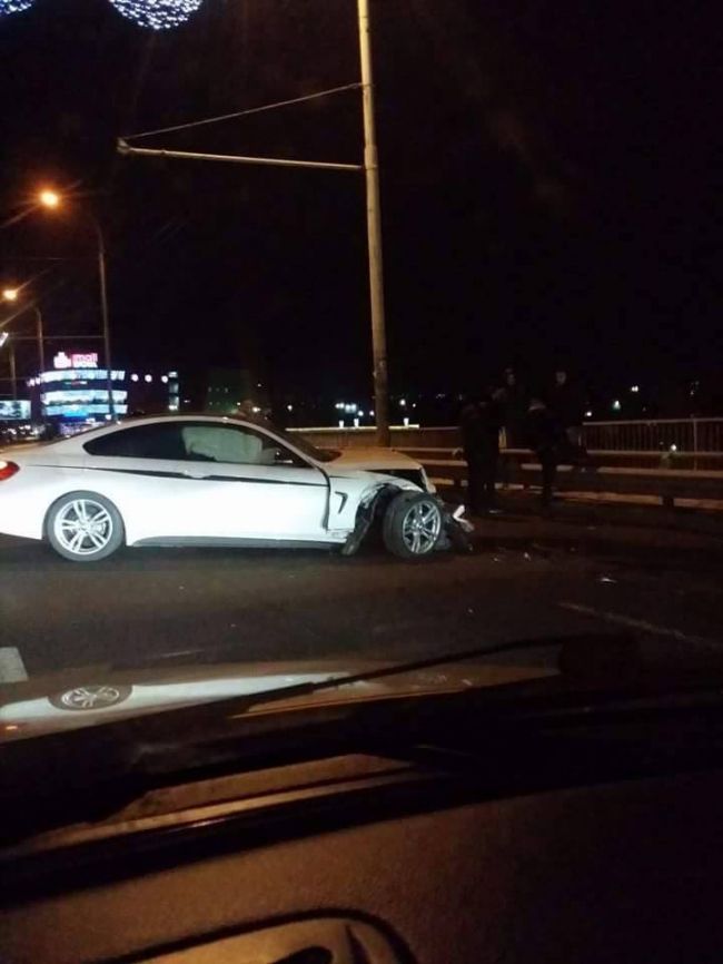 В Кишиневе BMW влетел в рекламное панно