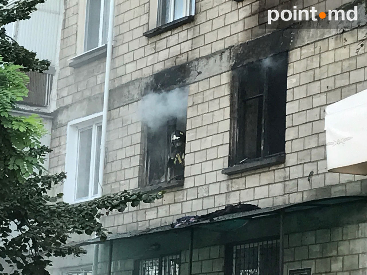 Мощный пожар охватил многоэтажку в центре Кишинева