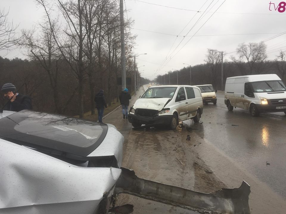 На улице Алеку Руссо столкнулись два автомобиля