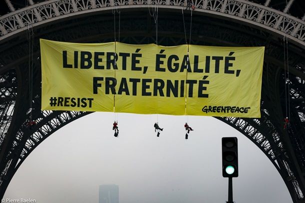 На Эйфелевой башне разместили баннер против Ле Пен