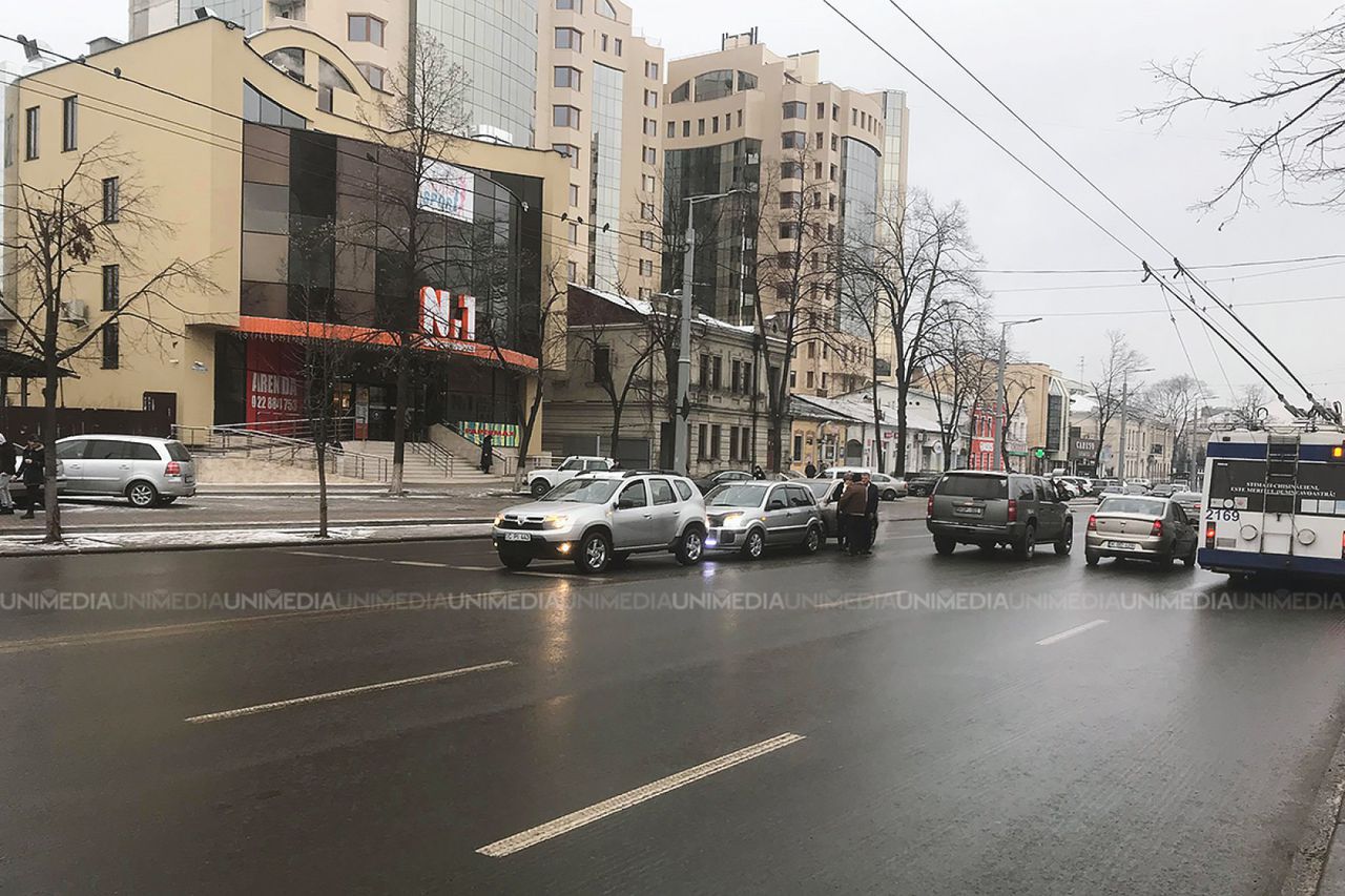 Утреннее ДТП в столице: в центре столкнулись три автомобиля