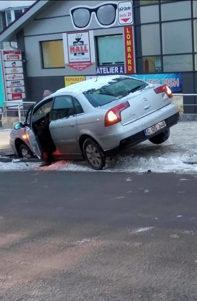 Въехавший на тротуар на Ботанике автомобиль попал в ловушку