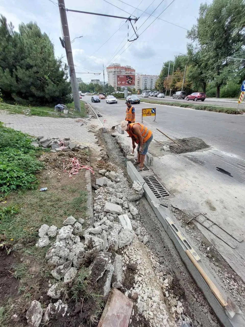 В столице продолжается ремонт тротуаров на бульваре Ренаштерий