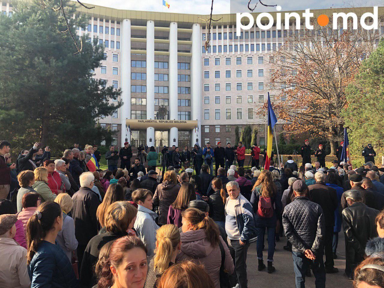 Перед парламентом собрались протестующие: Мы поддерживаем правительство Санду