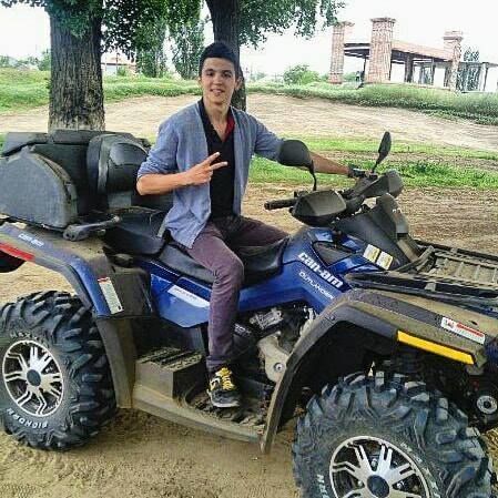 Родные и друзья размещают в Сети фотографии погибших в авиакатастрофе ребят