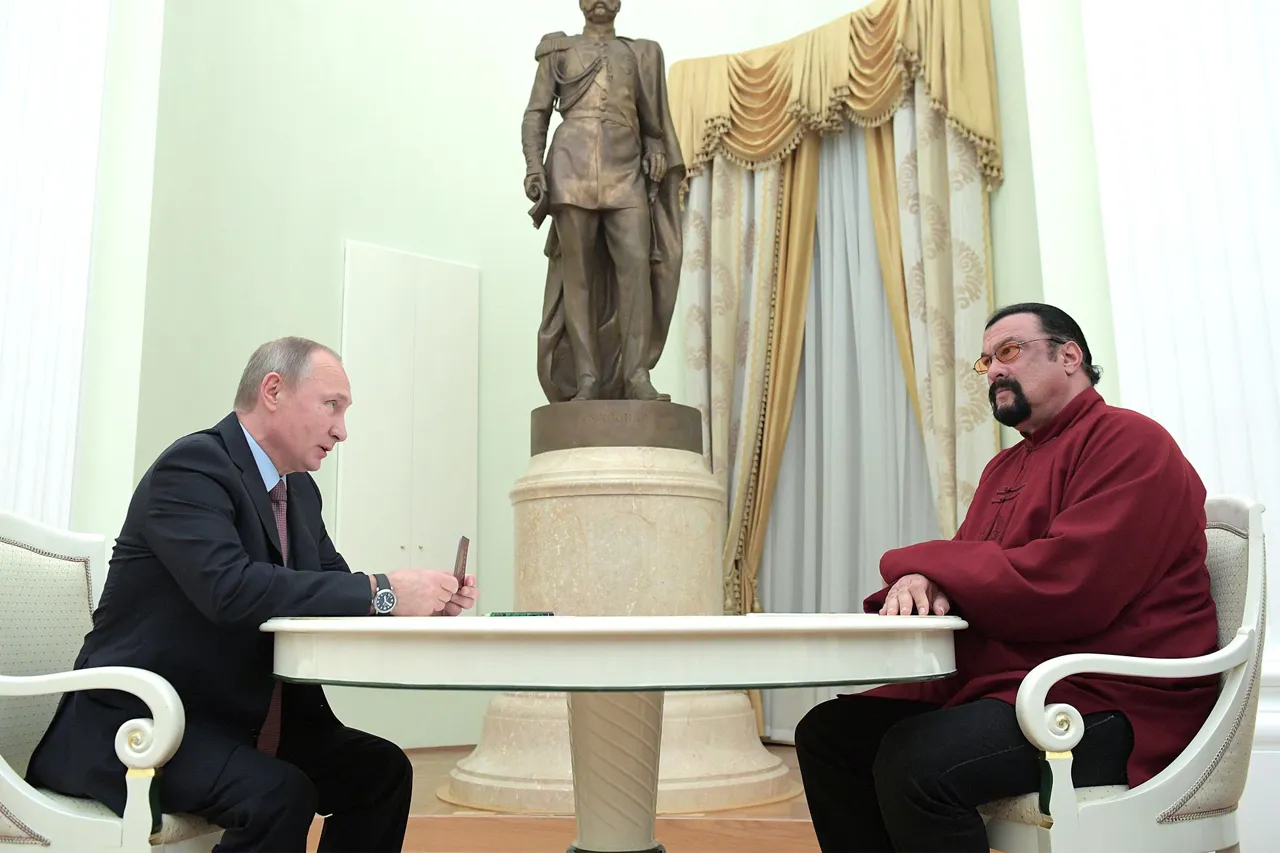 Владимир Путин наградил Стивена Сигала орденом Дружбы