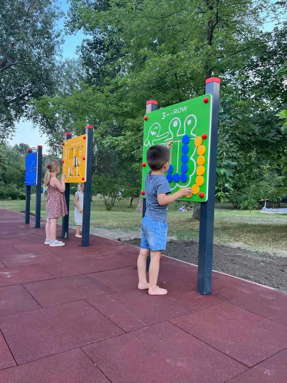 Одна из двух детских площадок, построенных в парке Дендрарий, готова