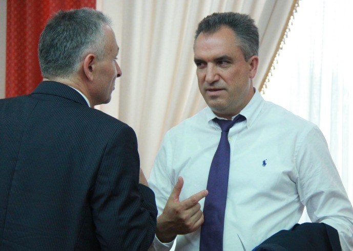 De la ce firmă se îmbracă șeful de la Vamă