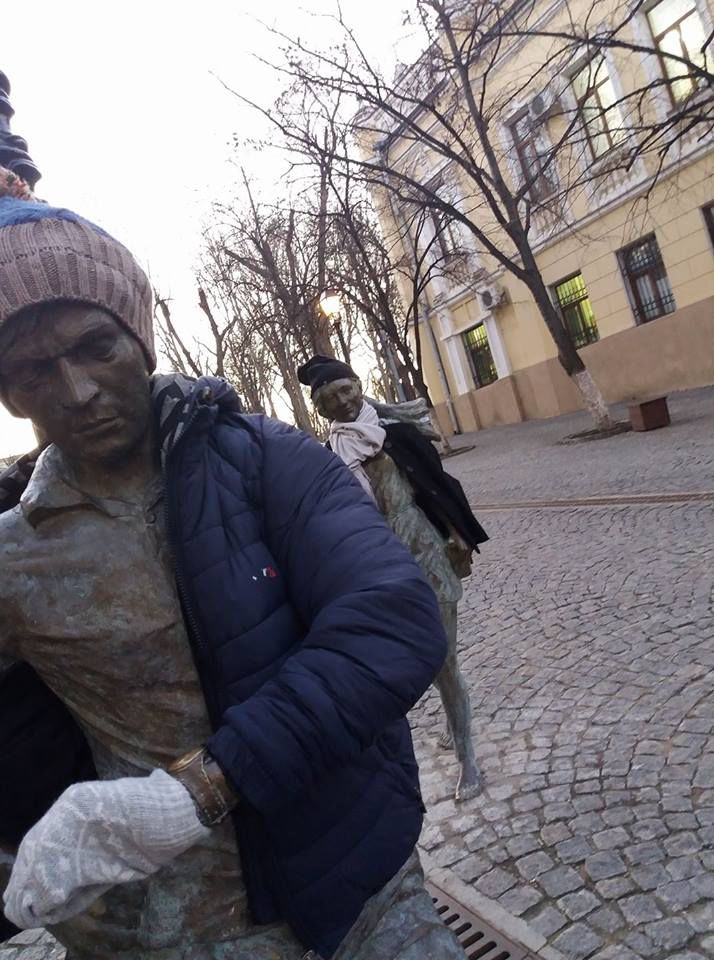 Молодой человек одел скульптуры влюбленных на пешеходной улице в Кишиневе