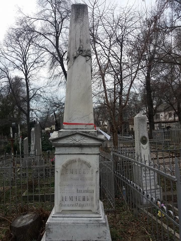 Pe mormintele vechi din cimitirile din Chișinău au fost plasate plăcuțe de avertizare