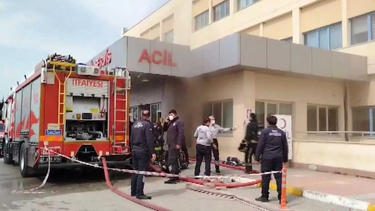 ЧП в турецкой Анталье: пациентов срочно эвакуировали из горящей больницы