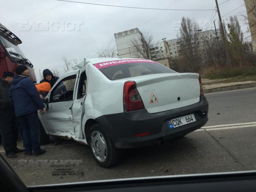 На Ботанике столкнулись КАМАЗ и автомобиль такси