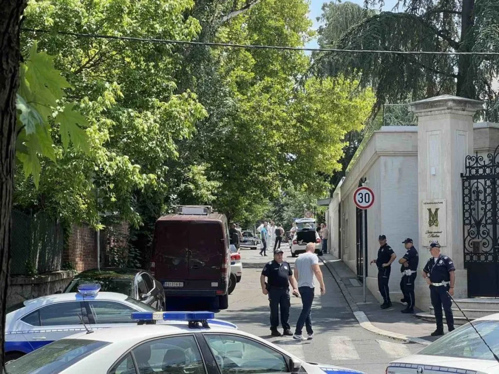 Нападение в Белграде: ранен полицейский, охранявший посольство Израиля в Сербии
