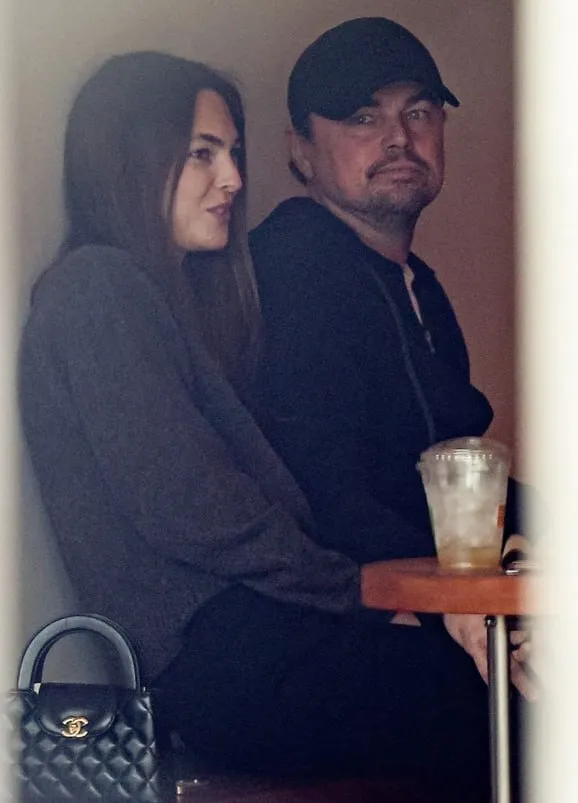 Leonardo DiCaprio, surprins la cumpărături de Crăciun alături de un supermodel de 27 de ani