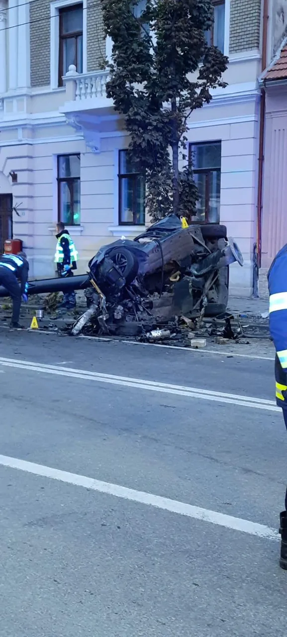 В Румынском городе водитель врезался в столб на скорости 180 км/ч