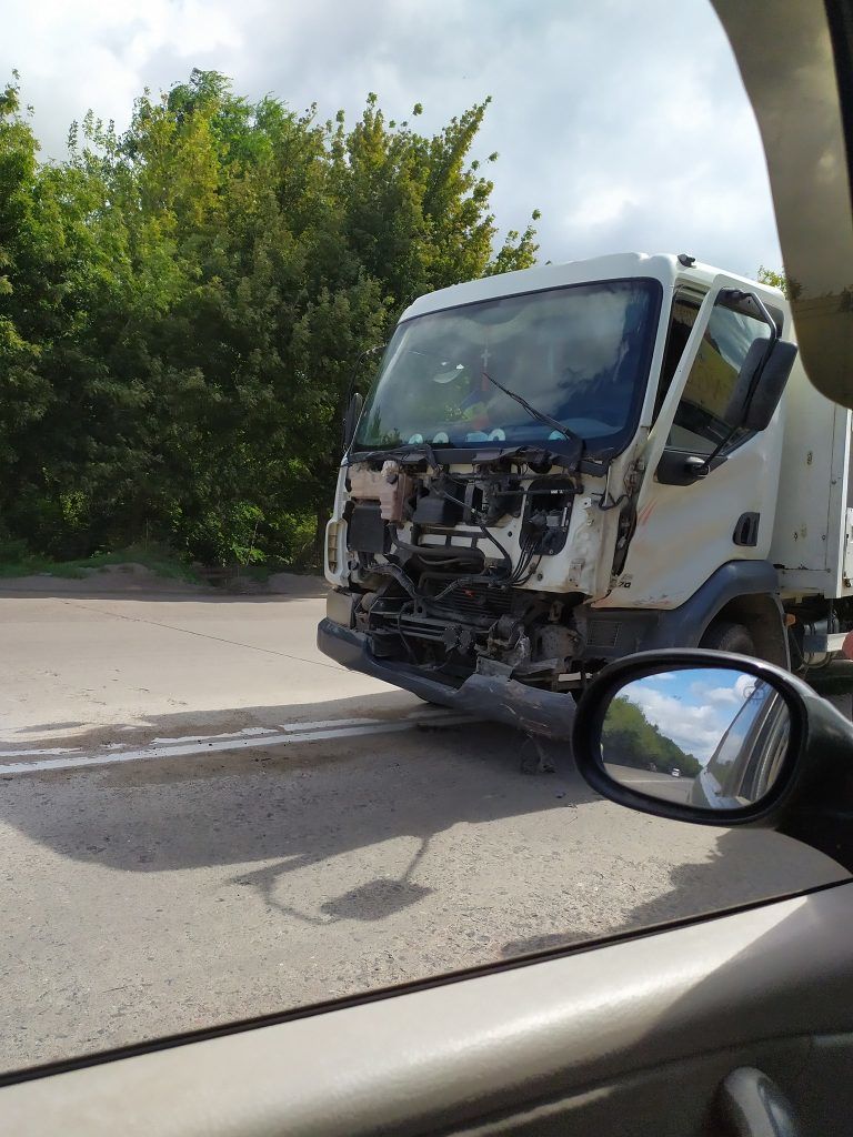 В Кишиневе столкнулись легковой автомобиль и большегрузный TIR