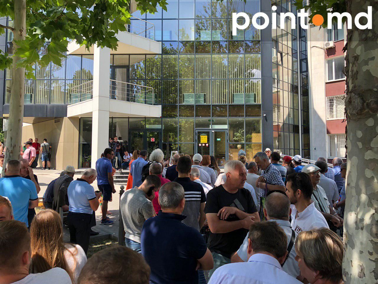 АП рассматривает дело Петика: перед зданием собрались протестующие