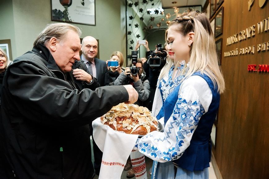 Депардье похвалил белорусское игристое из молдавского виноматериала