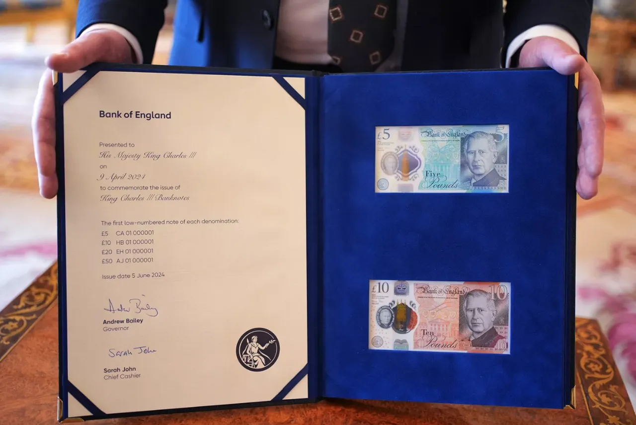 Банк Англии вручил Карлу III первые банкноты с его изображением