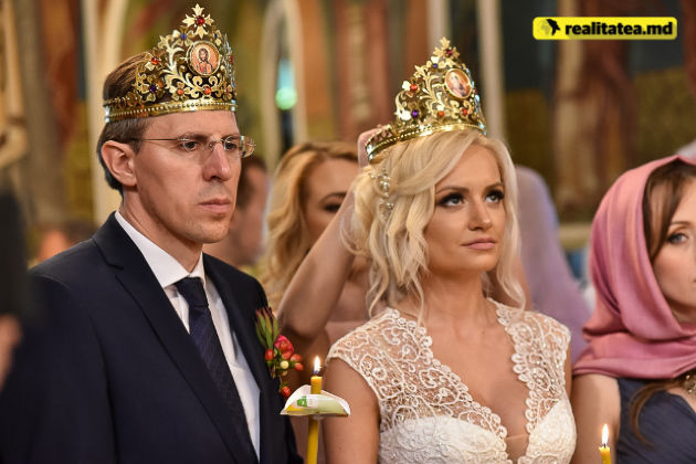 "Любовный треугольник" Киртоакэ: мэр мечется между двумя блондинками