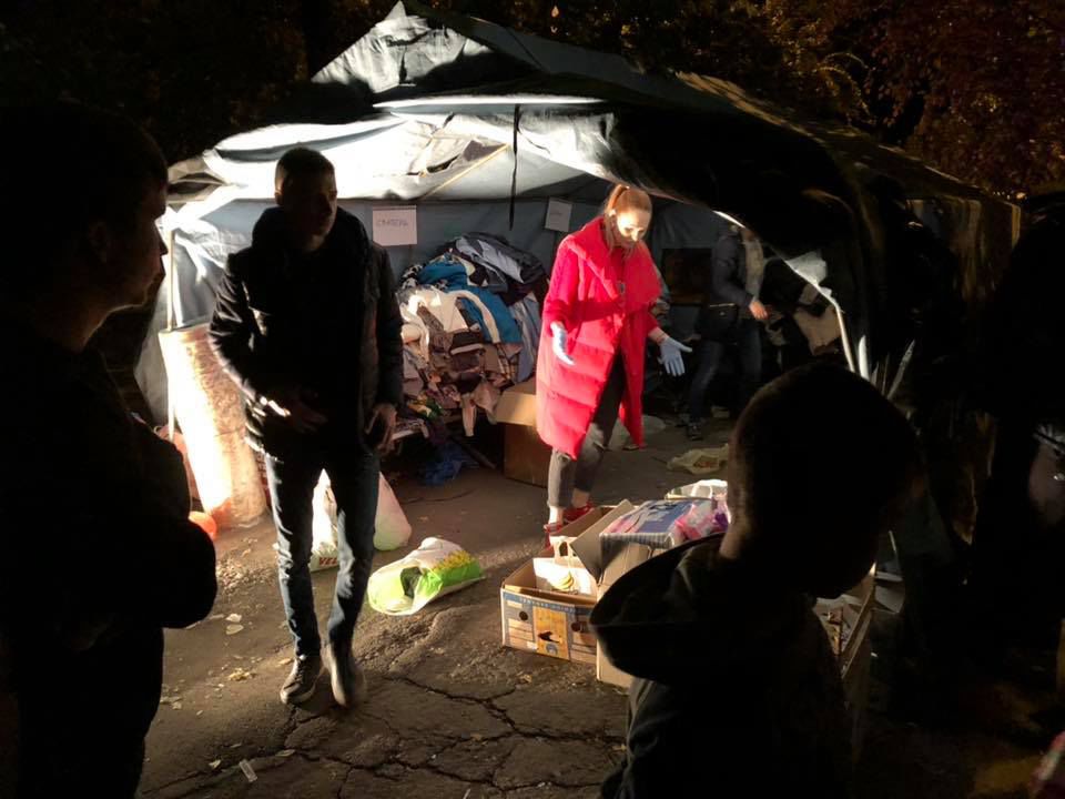 Люди приносят пострадавшим на Рышкановке еду и одежду