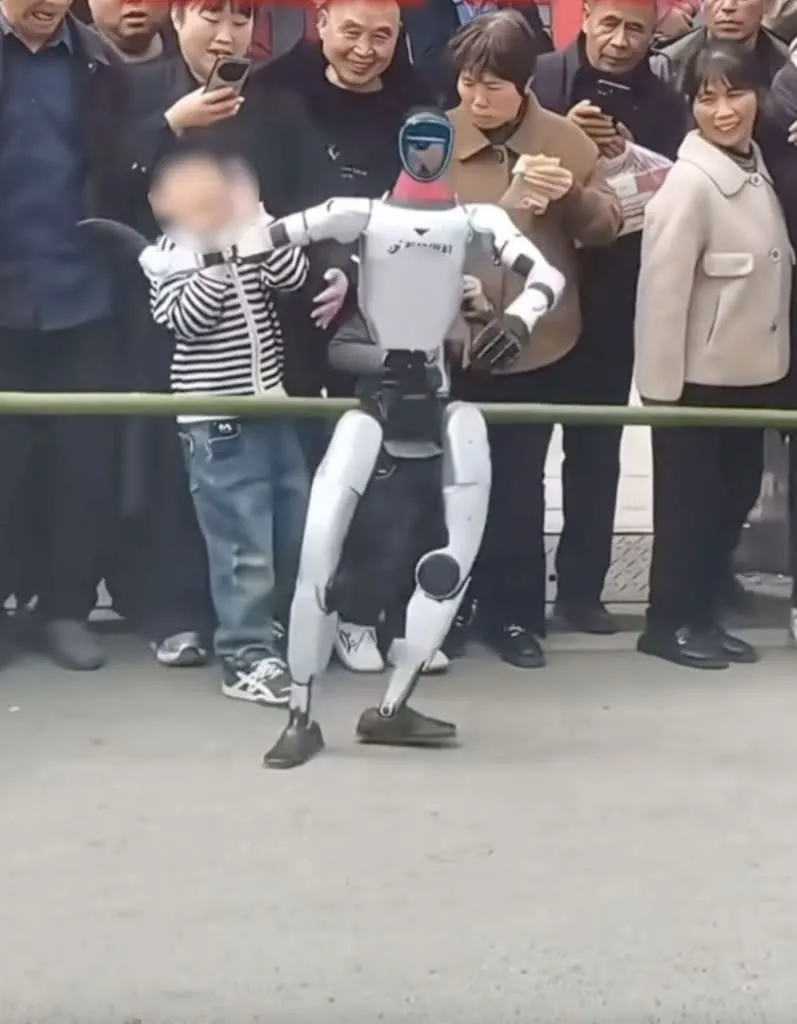 В Китае во время шоу робот ударил ребёнка по лицу