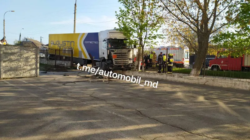 В столице водитель фуры въехал в забор Полицейской академии