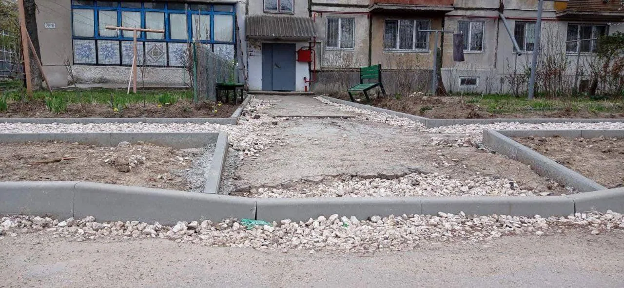 Во дворах домов в секторе Ботаника проводят ремонт дорог и тротуаров