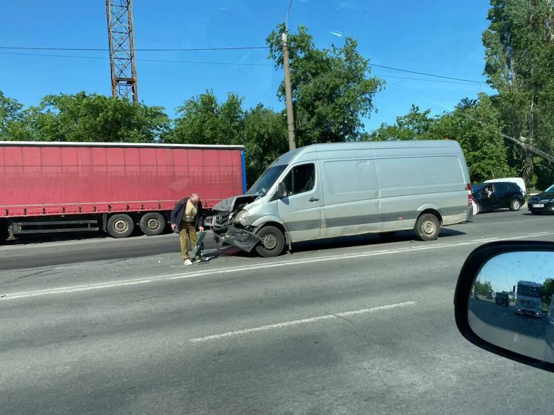 На улице Каля Мошилор в столице столкнулись три автомобиля