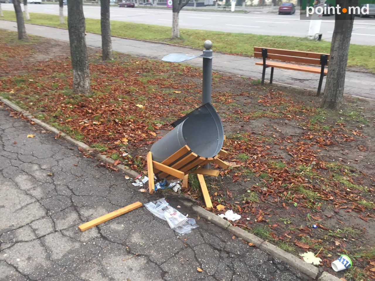 Неизвестные сломали в столичном сквере урны для мусора