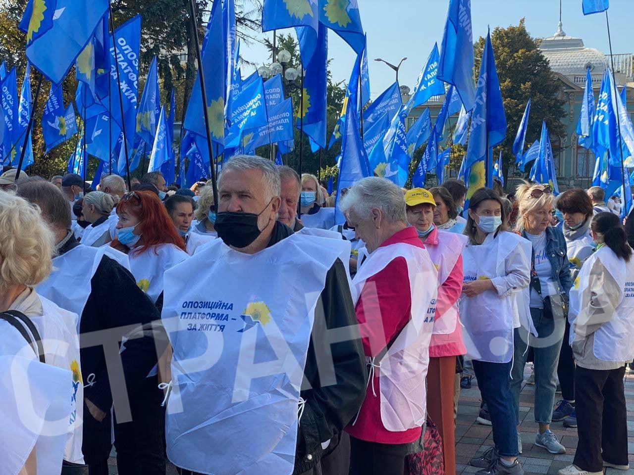 Украинская оппозиция вывела на протест к зданию Рады тысячи человек