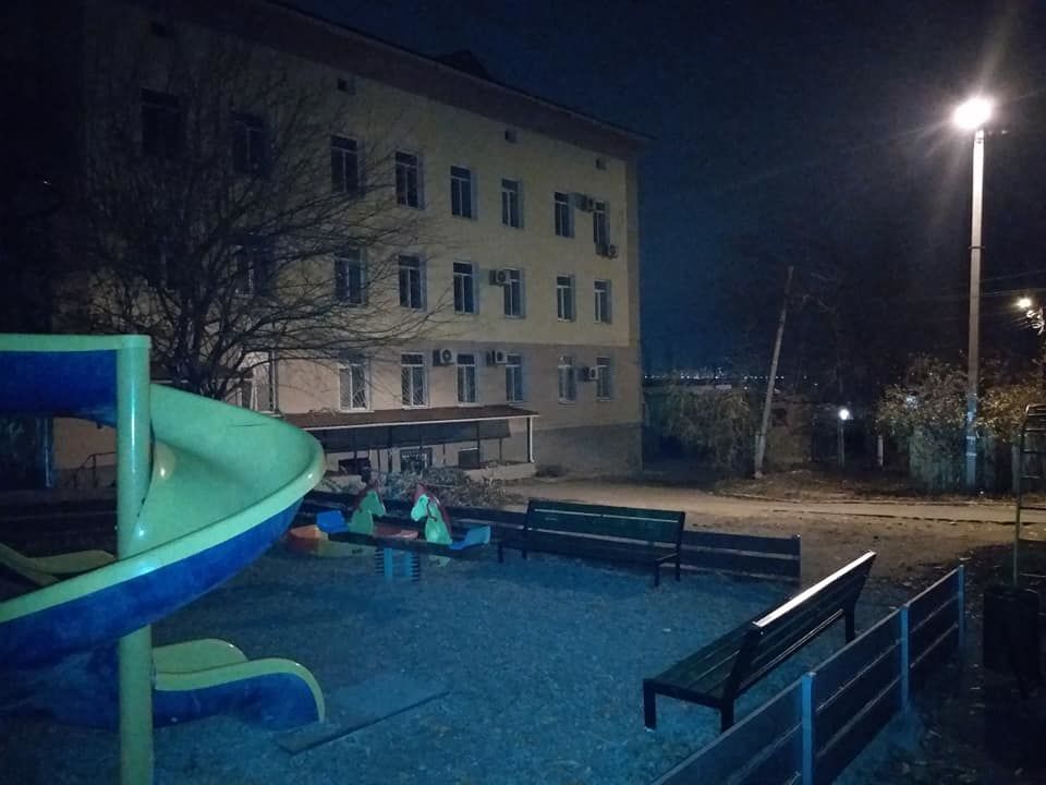 На детские площадки во дворах проведено освещение